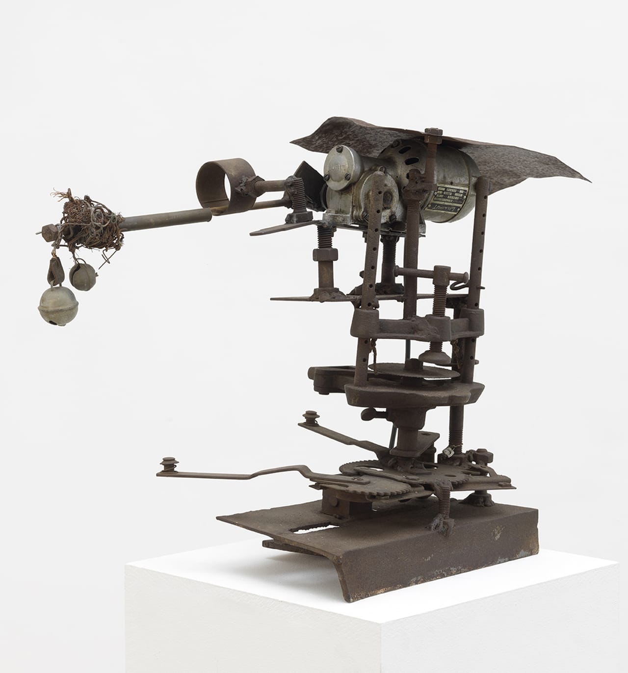 Jean Tinguely, "Troïka ou Clochette" (1960), metal welded construction with electric motor, hemp, bells, 18 1/8 x 24 3/4 x 11 1/4 in (courtesy NCAF et Galerie GP & N Vallois, Paris; photo by André Morin)