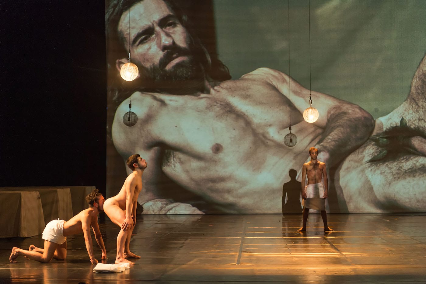Szene im Rahmen der Theaterprobe zur Theater- und Tanzproduktion " Mount Olympus " , einer 24 stündigen Performance des Künstlers und Theatermachers Jan Fabre mit seiner Company Troubleyn für das Theaterfestival "Foreign affairs" auf der Bühne des Festspielhaus Berlin in Berlin am Montag, 22.06.2015