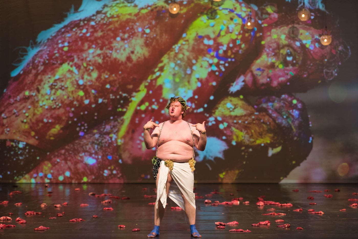 Szene im Rahmen der Theaterprobe zur Theater- und Tanzproduktion " Mount Olympus " , einer 24 stündigen Performance des Künstlers und Theatermachers Jan Fabre mit seiner Company Troubleyn für das Theaterfestival "Foreign affairs" auf der Bühne des Festspielhaus Berlin in Berlin am Montag, 22.06.2015