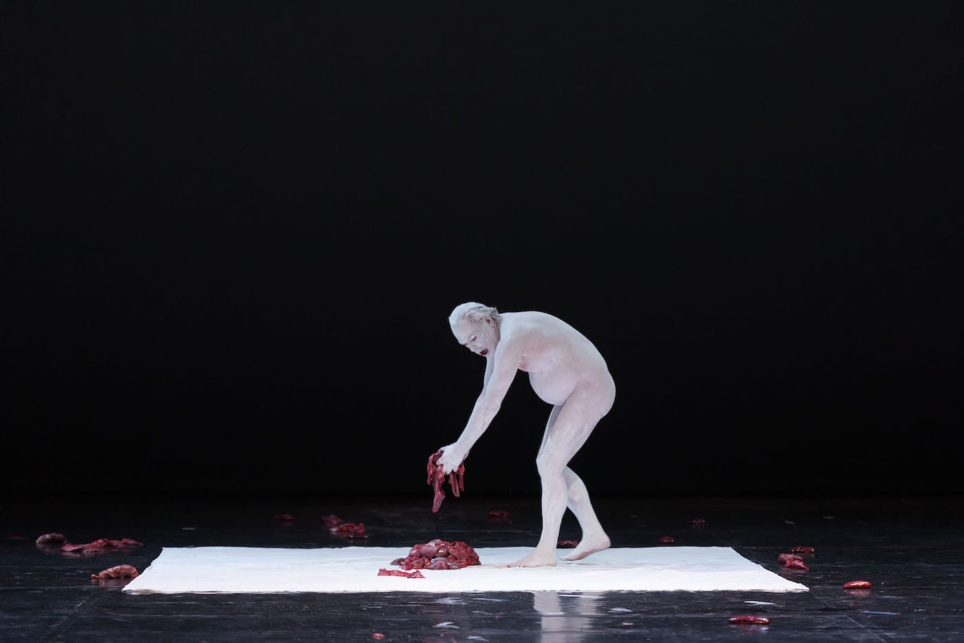 Szene im Rahmen der Theaterprobe zur Theater- und Tanzproduktion " Mount Olympus " , einer 24 stündigen Performance des Künstlers und Theatermachers Jan Fabre mit seiner Company Troubleyn für das Theaterfestival "Foreign affairs" auf der Bühne des Festspielhaus Berlin in Berlin am Montag, 22.06.2015