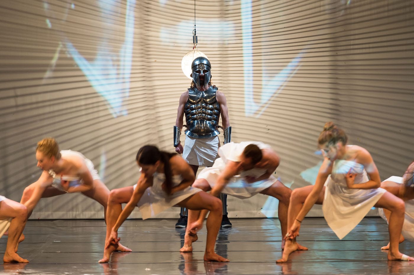 Szene im Rahmen der Theaterprobe zur Theater- und Tanzproduktion " Mount Olympus " , einer 24 stündigen Performance des Künstlers und Theatermachers Jan Fabre mit seiner Company Troubleyn für das Theaterfestival "Foreign affairs" auf der Bühne des Festspielhaus Berlin in Berlin am Dienstag, 23.06.2015