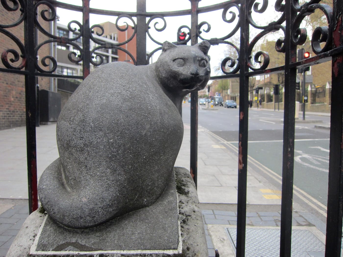 Statue of Dick Whittington's cat in London (photo by the author for Hyperallergic)