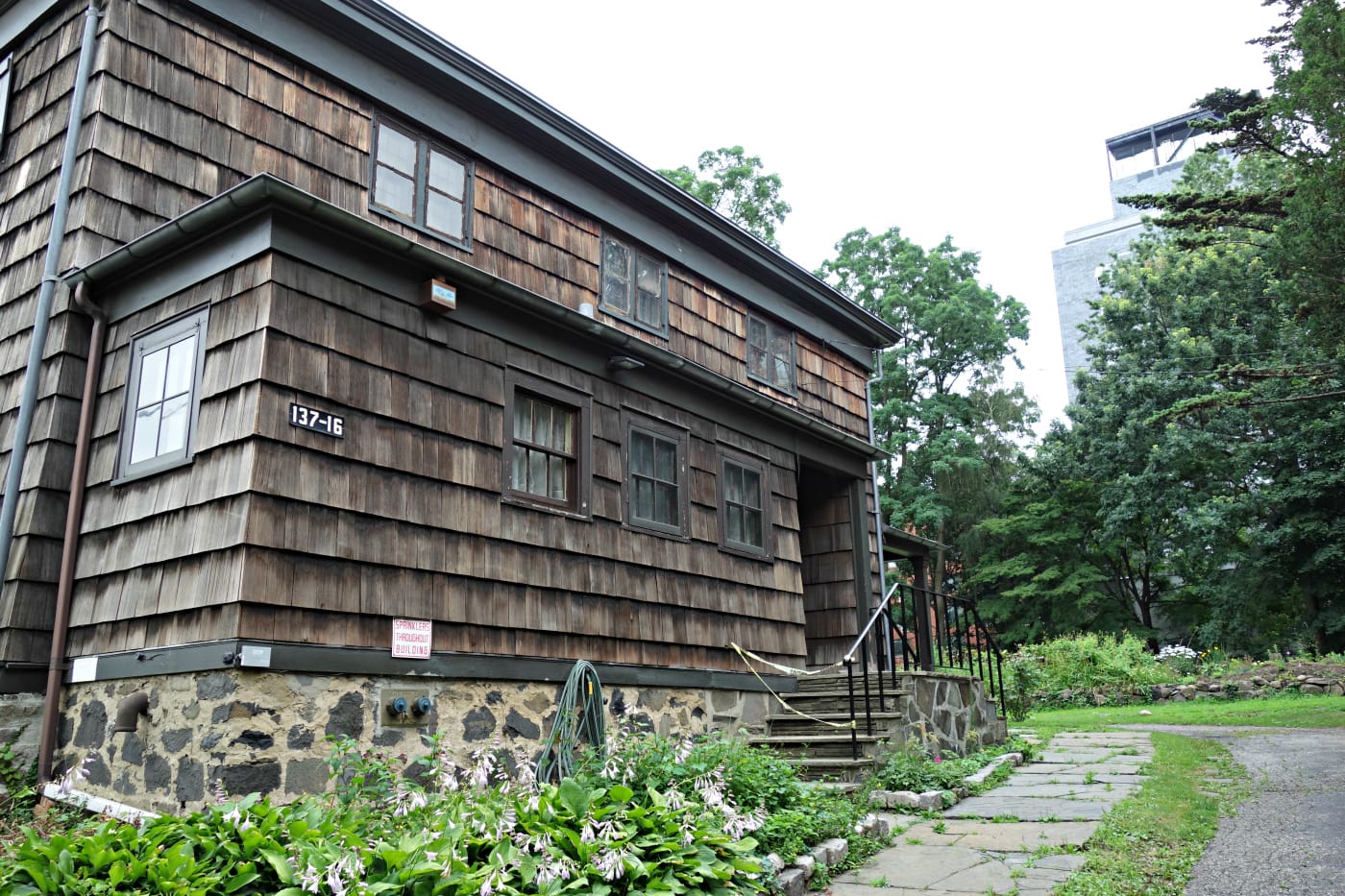 The Old Quaker Meeting House in Flushing, Queens (photo by the author for Hyperallergic)