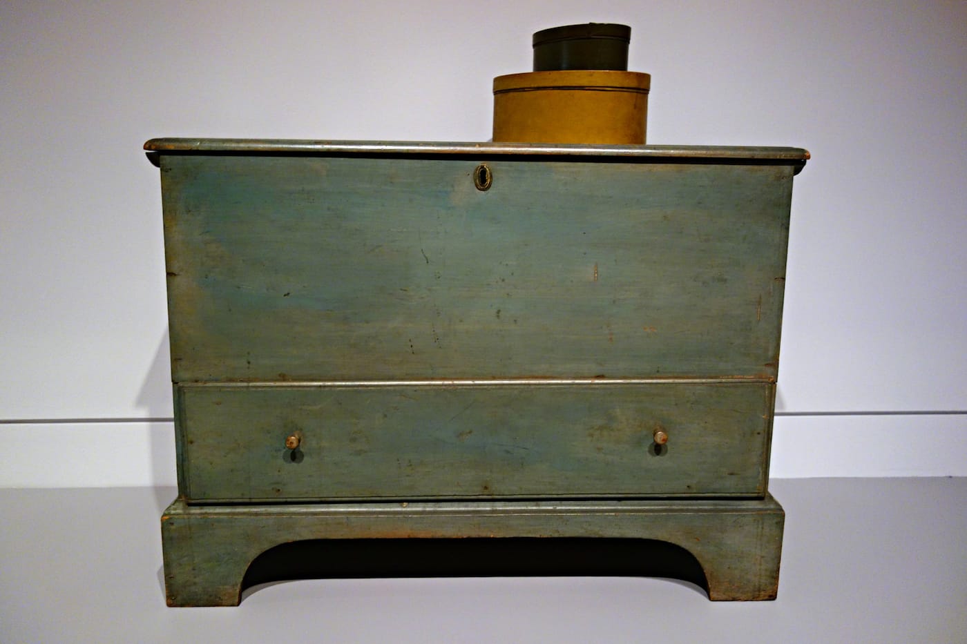 Installation view of 'Simple Gifts: Shaker at The Met' (photo by the author for Hyperallergic)