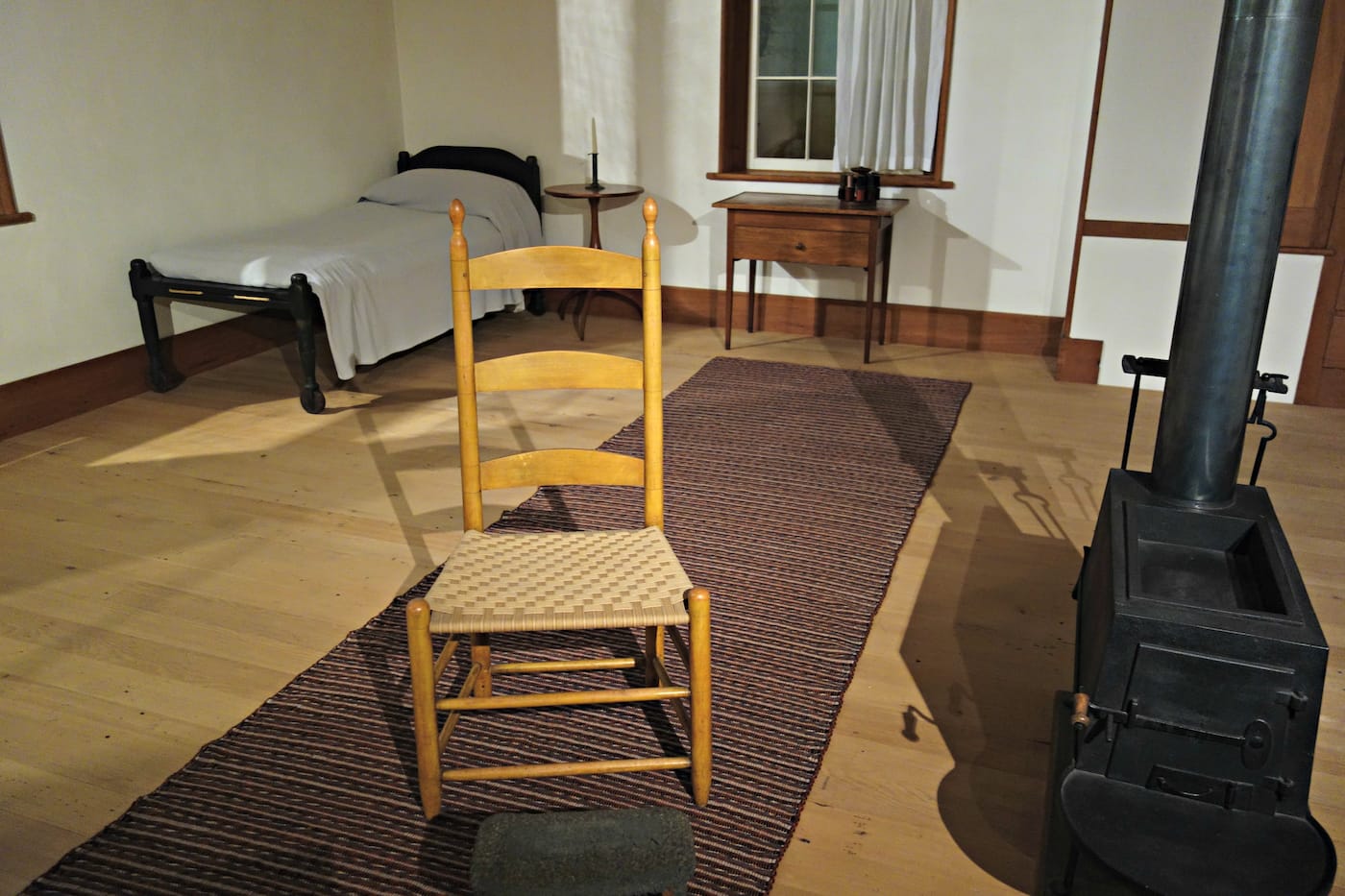 The Shaker Retiring Room at the Metropolitan Museum of Art (photo by the author for Hyperallergic)