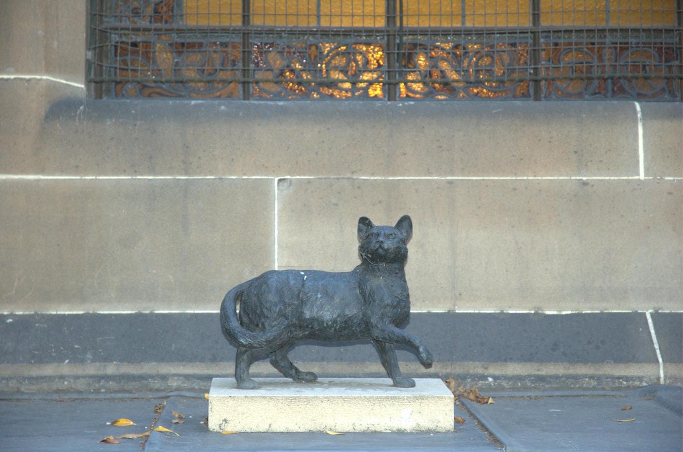 Statue of Trim the cat in Sydney (photo by PanBK/Wikimedia)