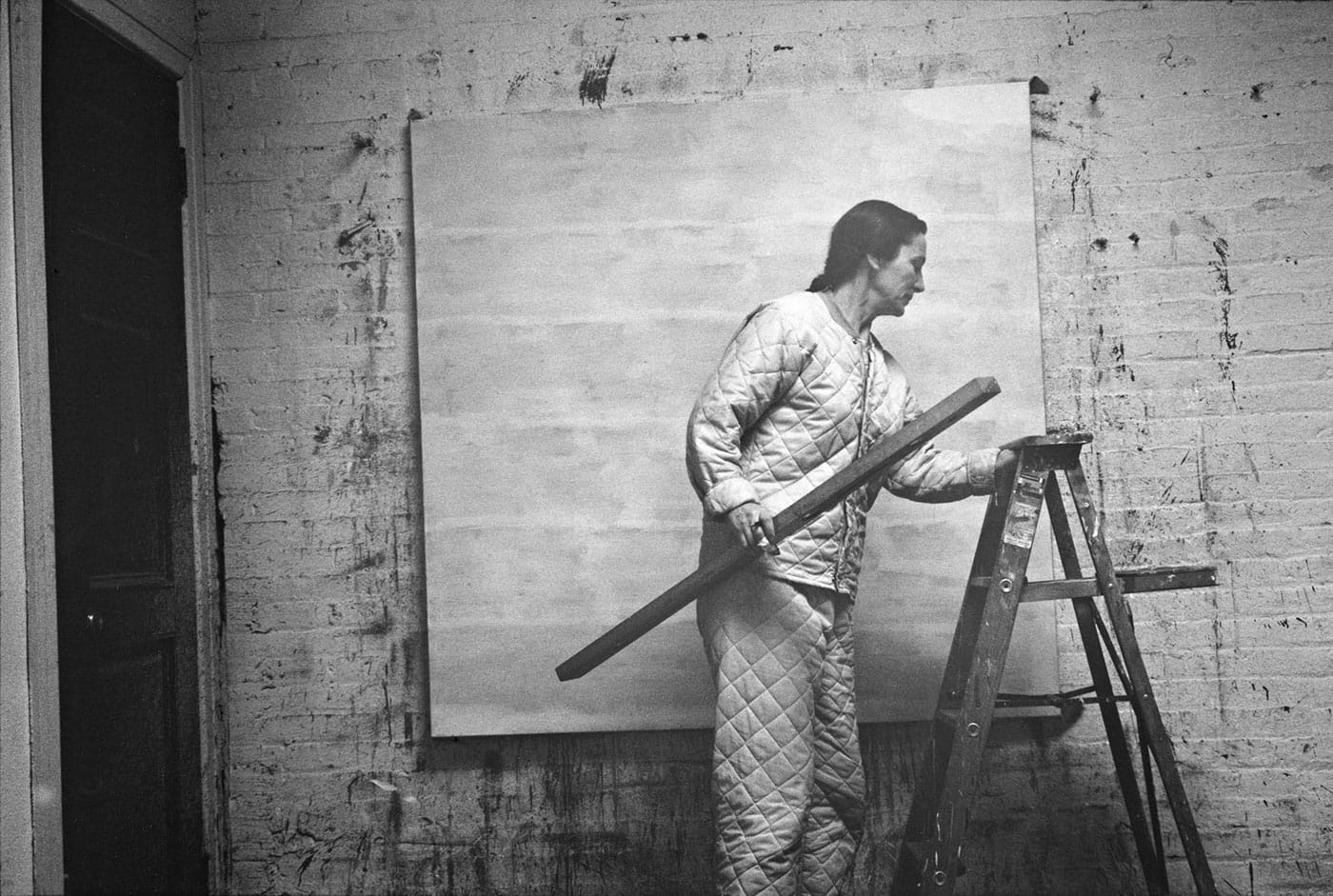 Alexander Liberman, Agnes Martin with level and ladder (1960), Alexander Liberman Photography Archive, Getty Research Institute, Los Angeles (photo © J. Paul Getty Trust)