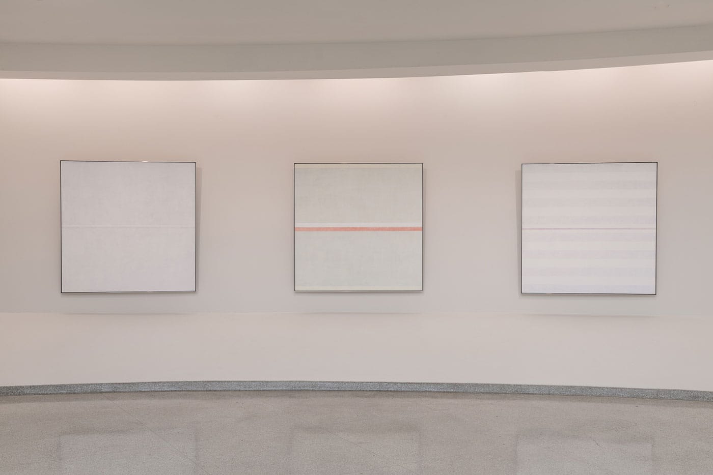Installationview, Agnes Martin, Solomon R. Guggenheim Museum, New York, October 7, 2016–January 11, 2017 (photo by David Heald, © Solomon R. Guggenheim Foundation)