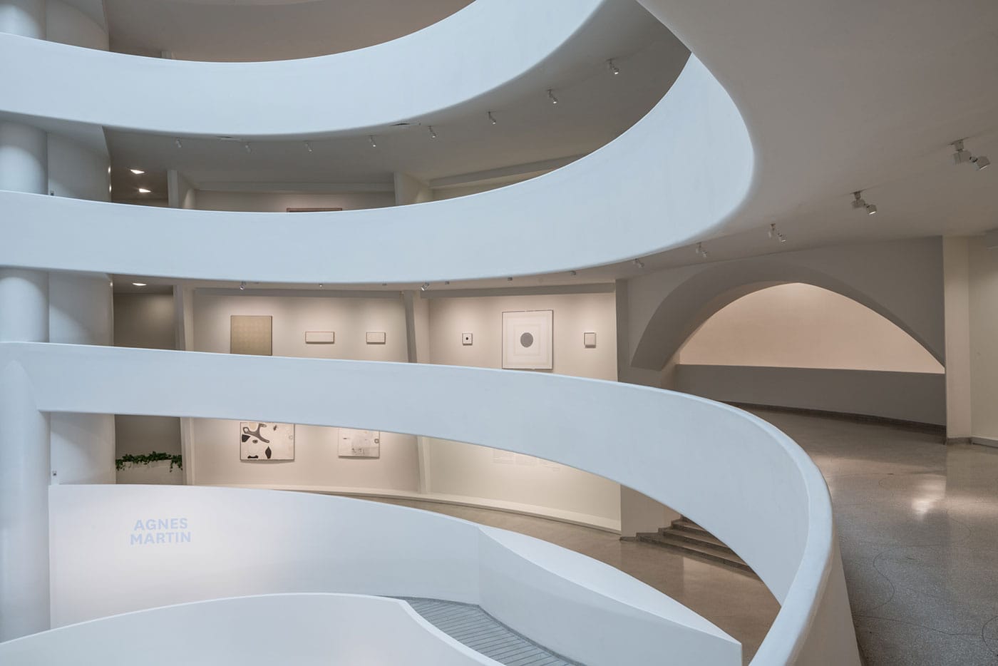 Installationview, Agnes Martin, Solomon R. Guggenheim Museum, New York, October 7, 2016–January 11, 2017 (photo by David Heald, © Solomon R. Guggenheim Foundation)