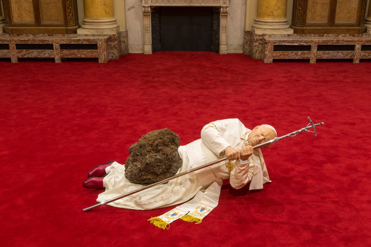Maurizio Cattelan, "La Nona Ora" (1999), resin, silicone, pigment, natural hair, fabric, clothes, accessories, stone, carpet (photo by Zeno Zotti)