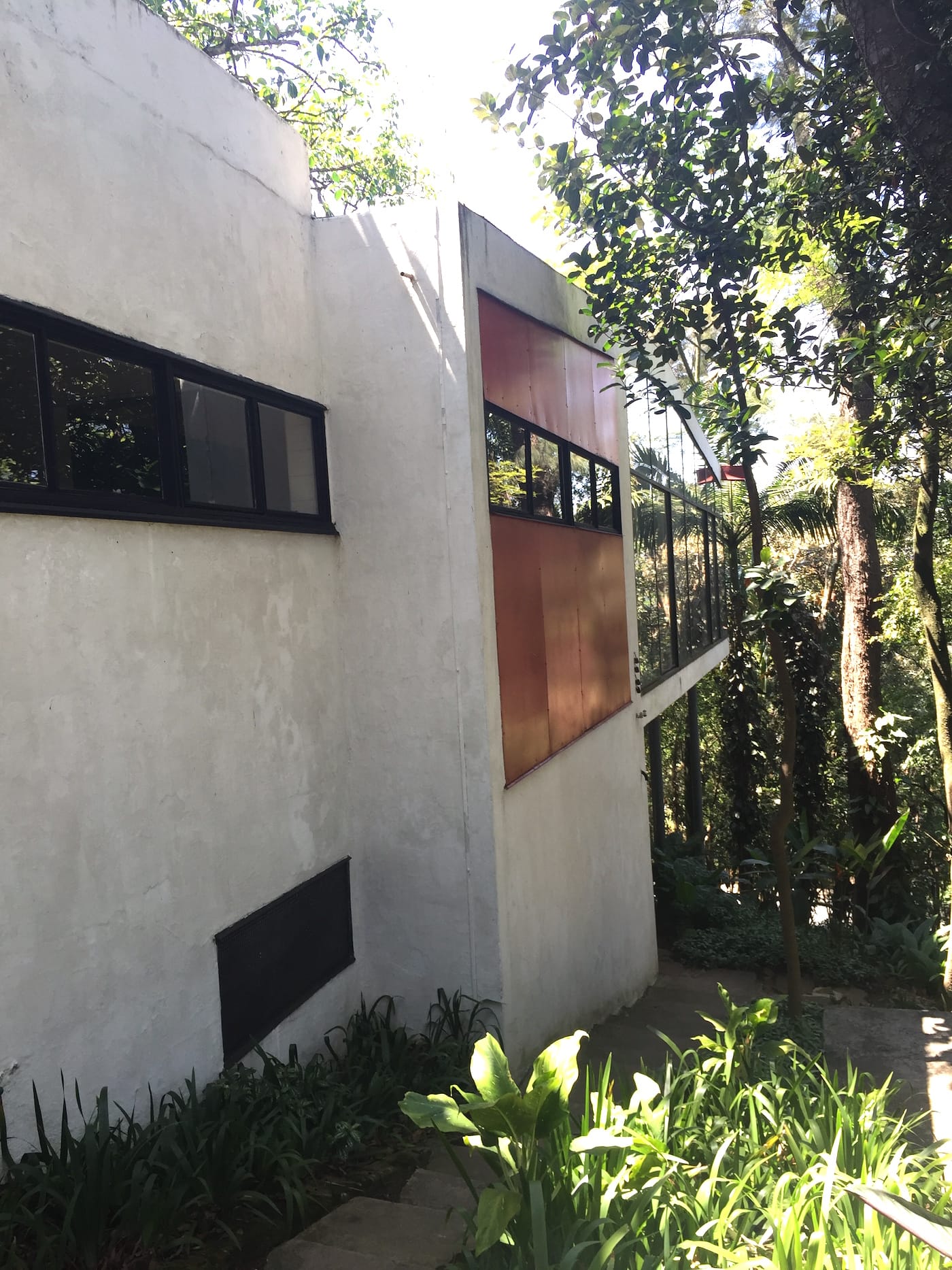 Side view of Lina Bo Bardi's Glass House