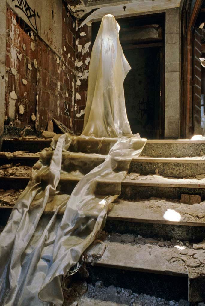 Andreas Sterzing, "Rob Jones Sculpture Shroud at the Pier" (1983) (courtesy the artist and Hunter College Art Galleries, New York)