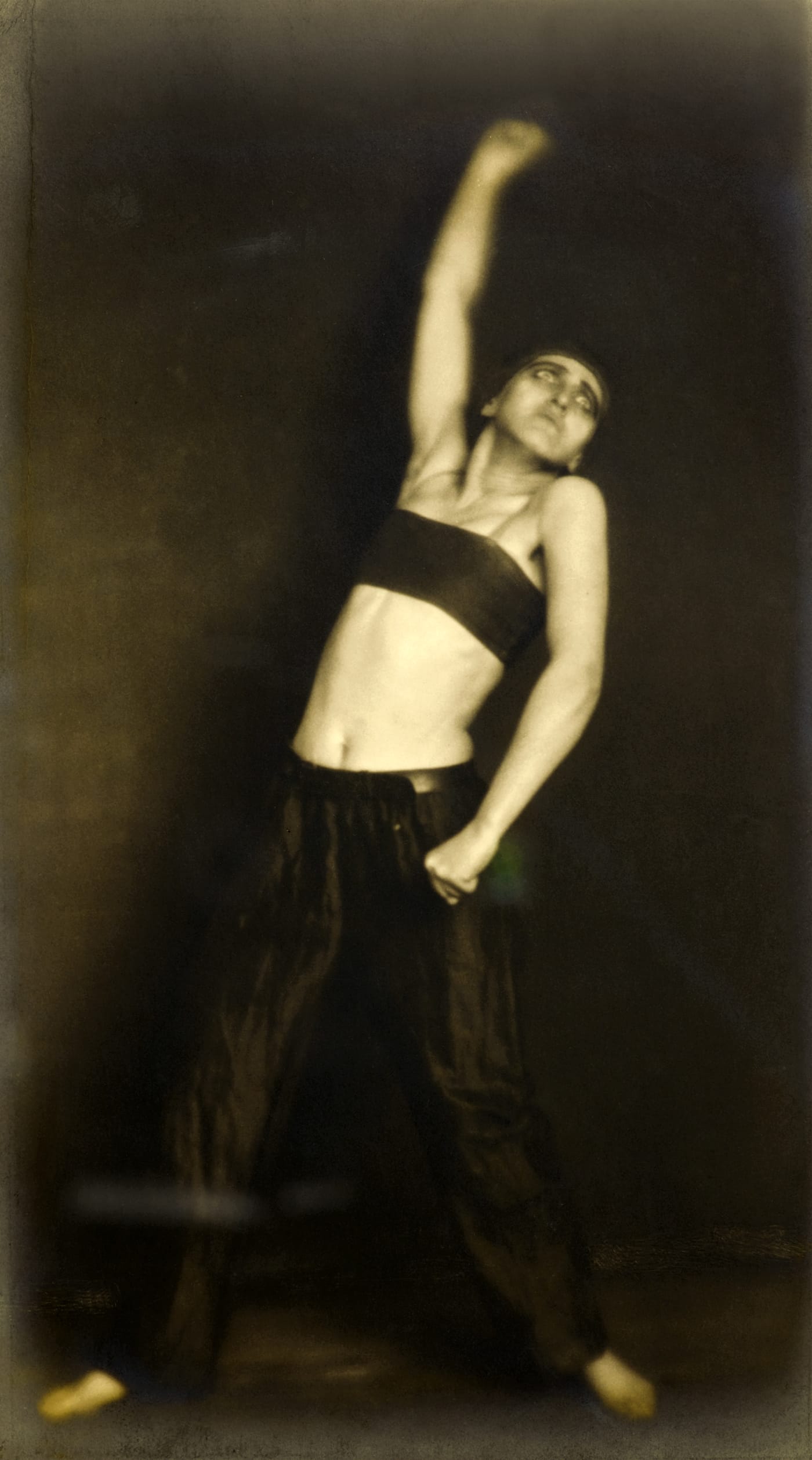 Germaine Krull, "Jo Mihaly, danse 'Révolution'" (1925), Museum Folkwang, Essen (© Estate Germaine Krull, Folkwang Museum, Essen)