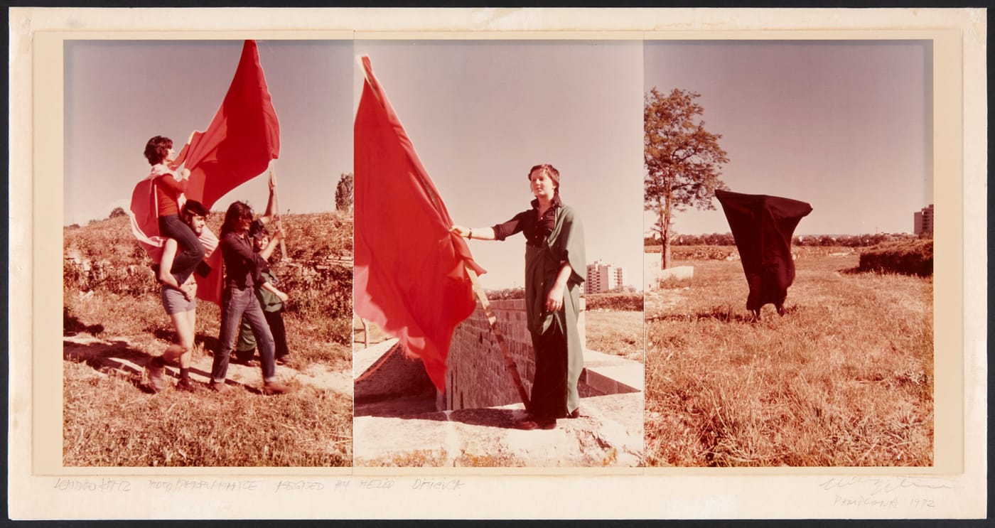 Hélio Oiticica and Leandro Katz, "Parangolé — Encuentros de Pamplona, 1972" (1972), Museo Nacional Centro de Arte Reina Sofía, Madrid (photo by Archives Museo Nacional Centro de Arte Reina Sofía; © Projeto Hélio Oiticica; © Leandro Katz)
