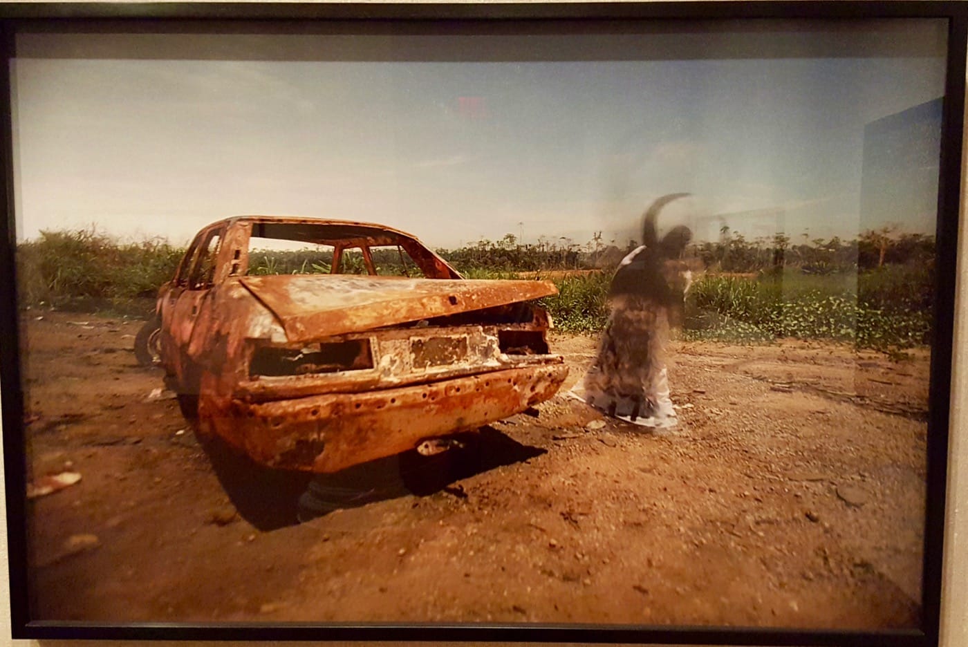 George Osodi "Untitled" (2008) from the series Devil's Dexterity, chromogenic print courtesy of the artist and Z Photographic, ltd. (Photo by the author for Hyperallergic)