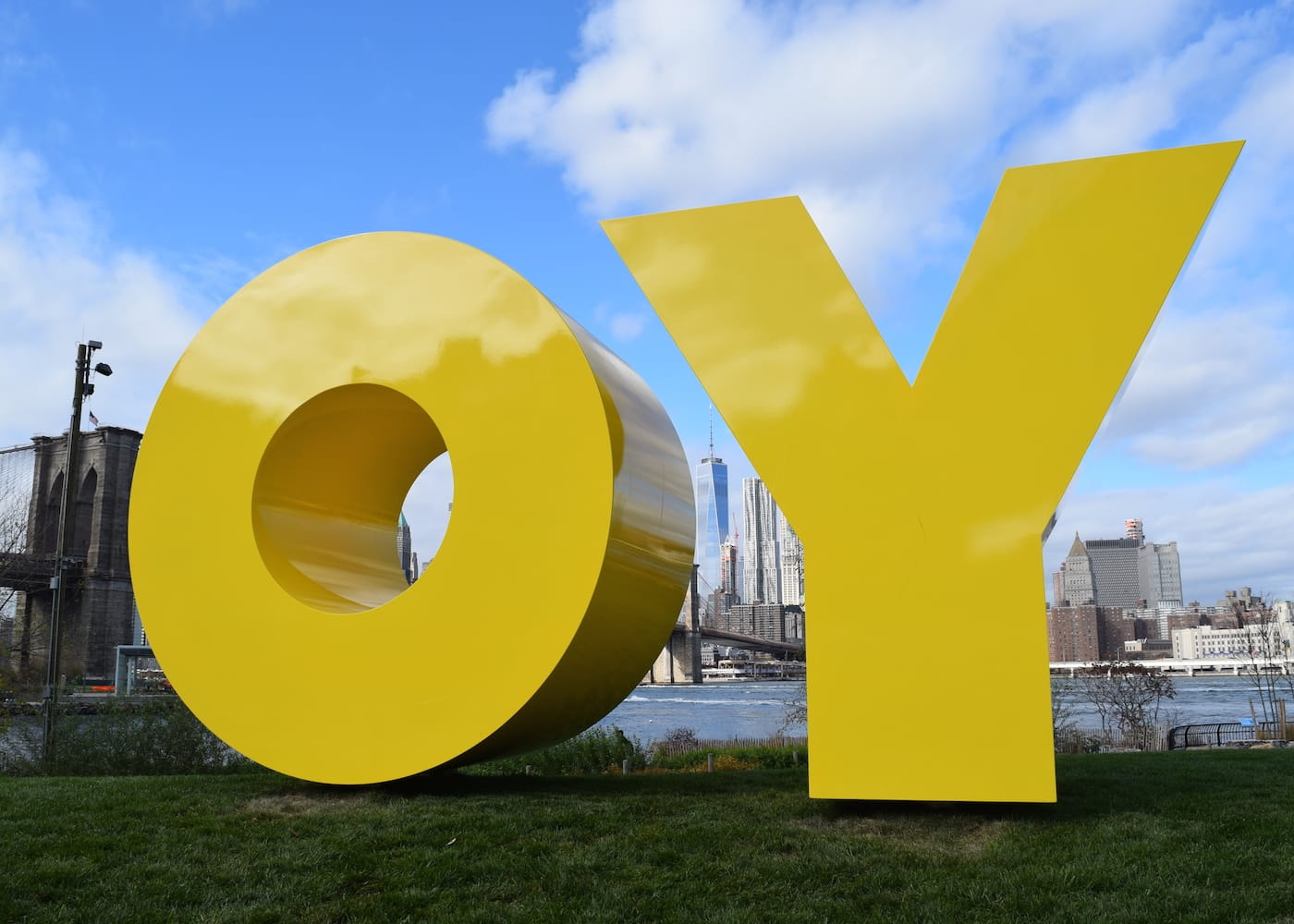 Deborah Kass, “OY/YO” (2015) in Brooklyn Bridge Park (photo Benjamin Sutton/Hyperallergic)