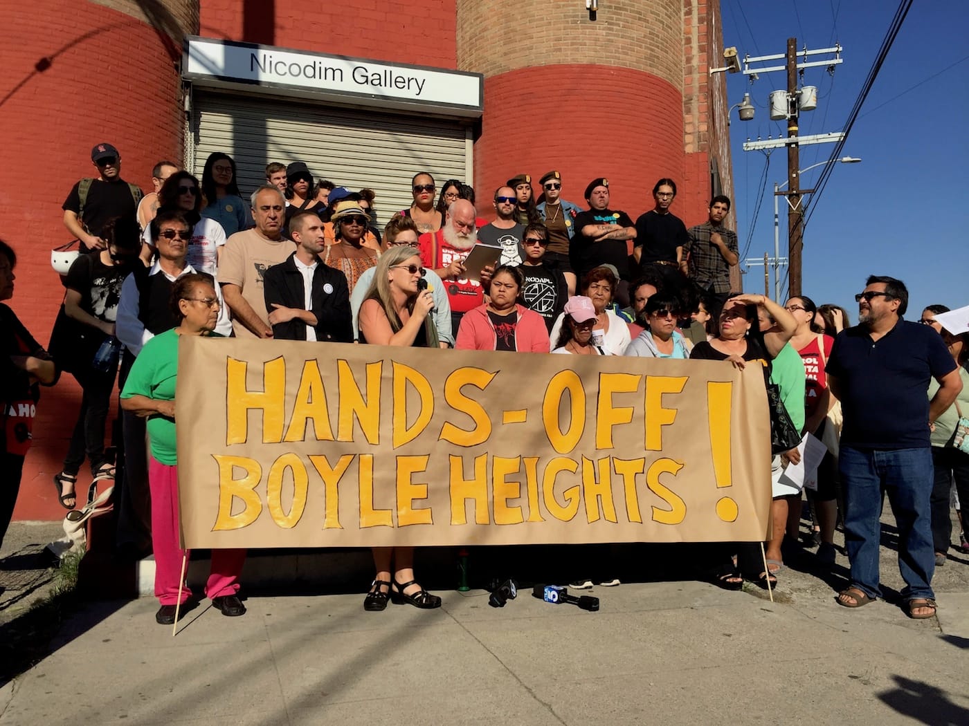 Elizabeth Blaney speaks at the press conference on the steps of Nicodim Gallery in Boyle Heights, November 5 (all photos by the author unless otherwise stated)