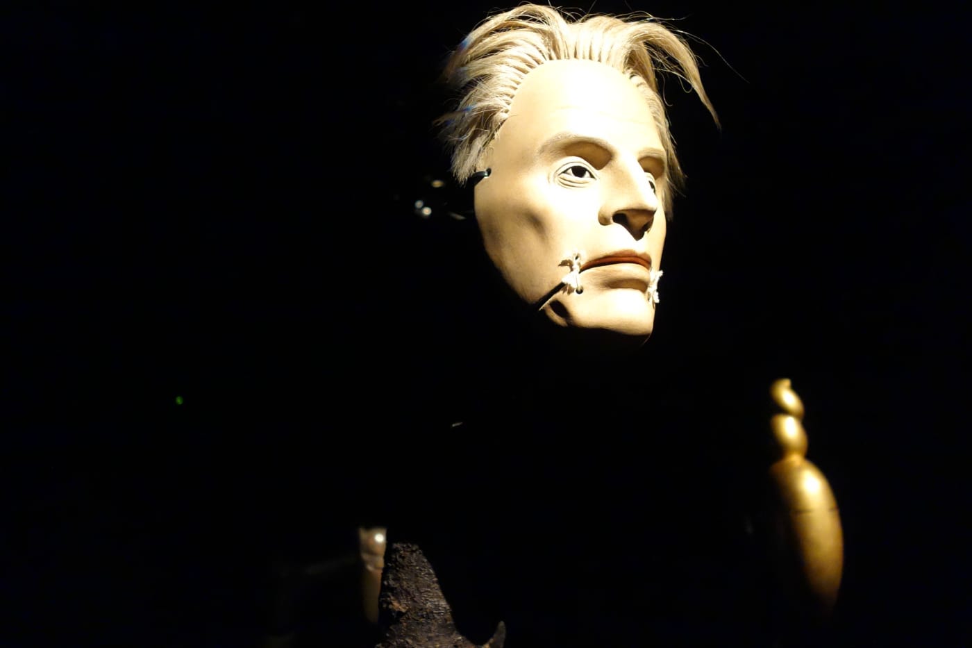 Simon Starling, "At Twilight / Mask of W.B. Yeats" (2016), mask by Yasuo Miichi (photo by the author for Hyperallergic)