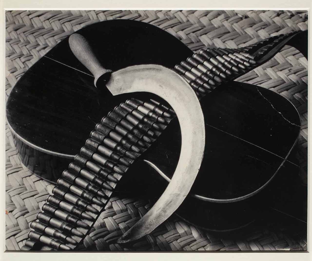 Tina Modotti, "Guitare, cartouchière, et faucille" (1929), Mexico, INBA, Museo Nacional de Arte, gift of the Maples Arce family, 2015 (© Francisco Kochen)