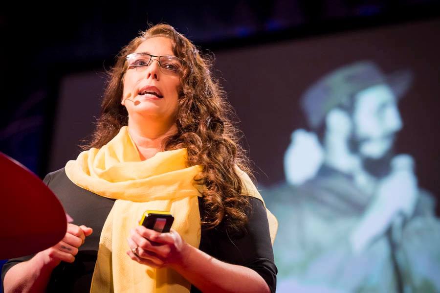 Tania Bruguera delivering her "Manifesto on Artists' Rights" (photo via Instituto Internacional de Artivismo "Hannah Arendt"/Facebook)