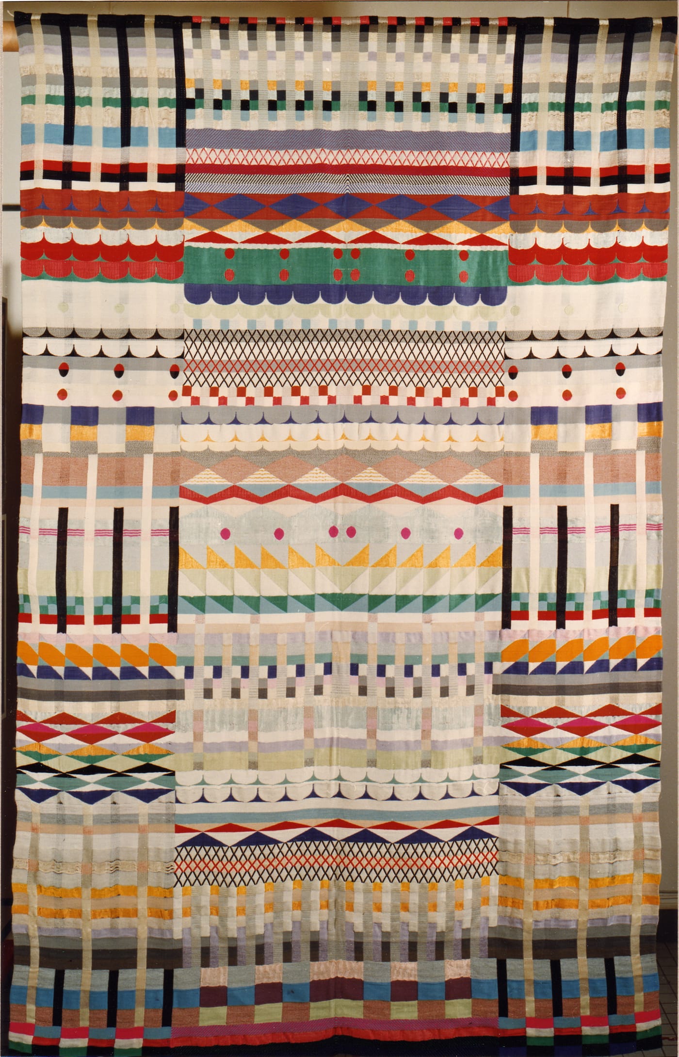 Gunta Stölzl, “Five Chöre” (1928), jacquard weaving, cotton, wool, rayon, and silk (© St Annen-Museum / Fotoarchiv der Hansestadt Lübeck)