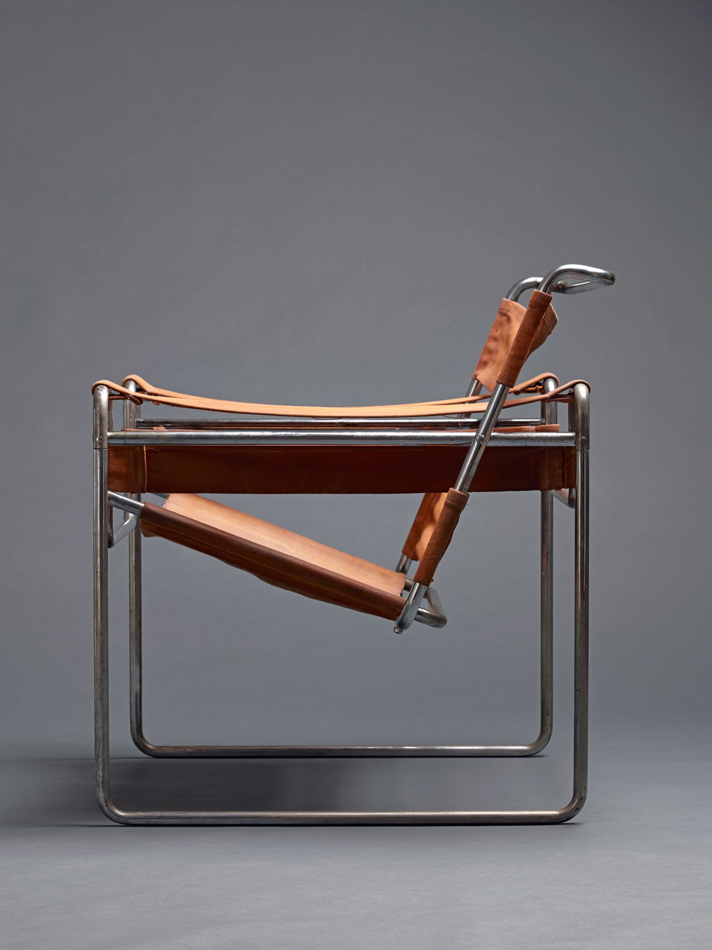 Marcel Breuer, “Wassily Chair (Club B3)” (1927), tubular chrome-plated steel structure, seat, back, and armrest in leather (© Ulrich Fiedler / Photographie, Martin Müller)