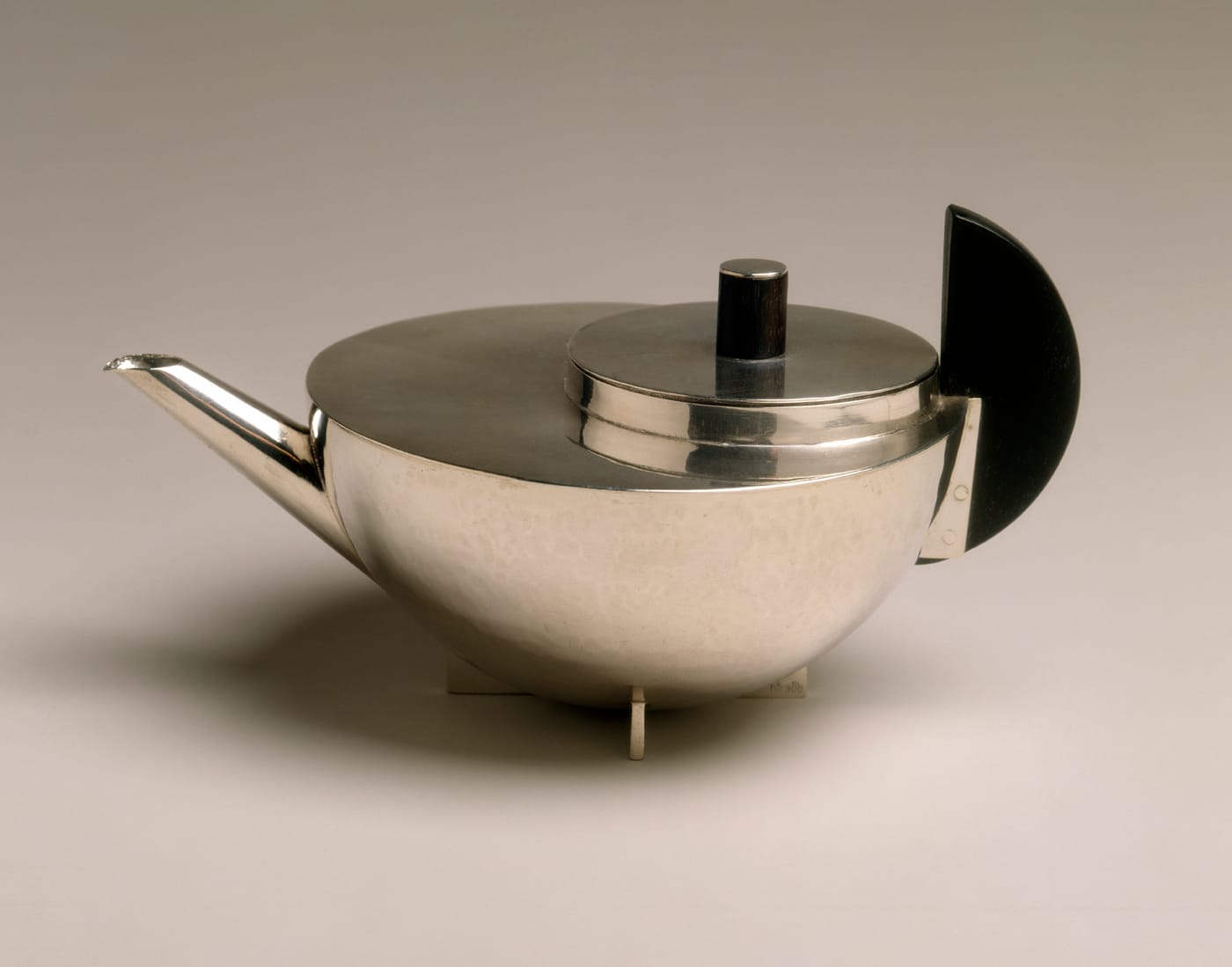 Marianne Brandt, “Teapot” (ca 1924), silver and ebony (© The Metropolitan Museum of Art, Dist. RMN-Grand Palais / image of the MMA / A.D.A.G.P. 2016)
