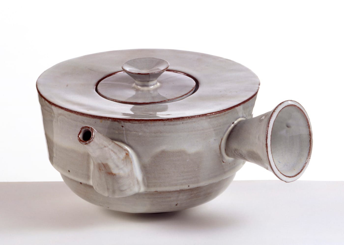 Theodor Bogler, “Teapot with Handle” (1923), stoneware (© Klassik Stiftung)