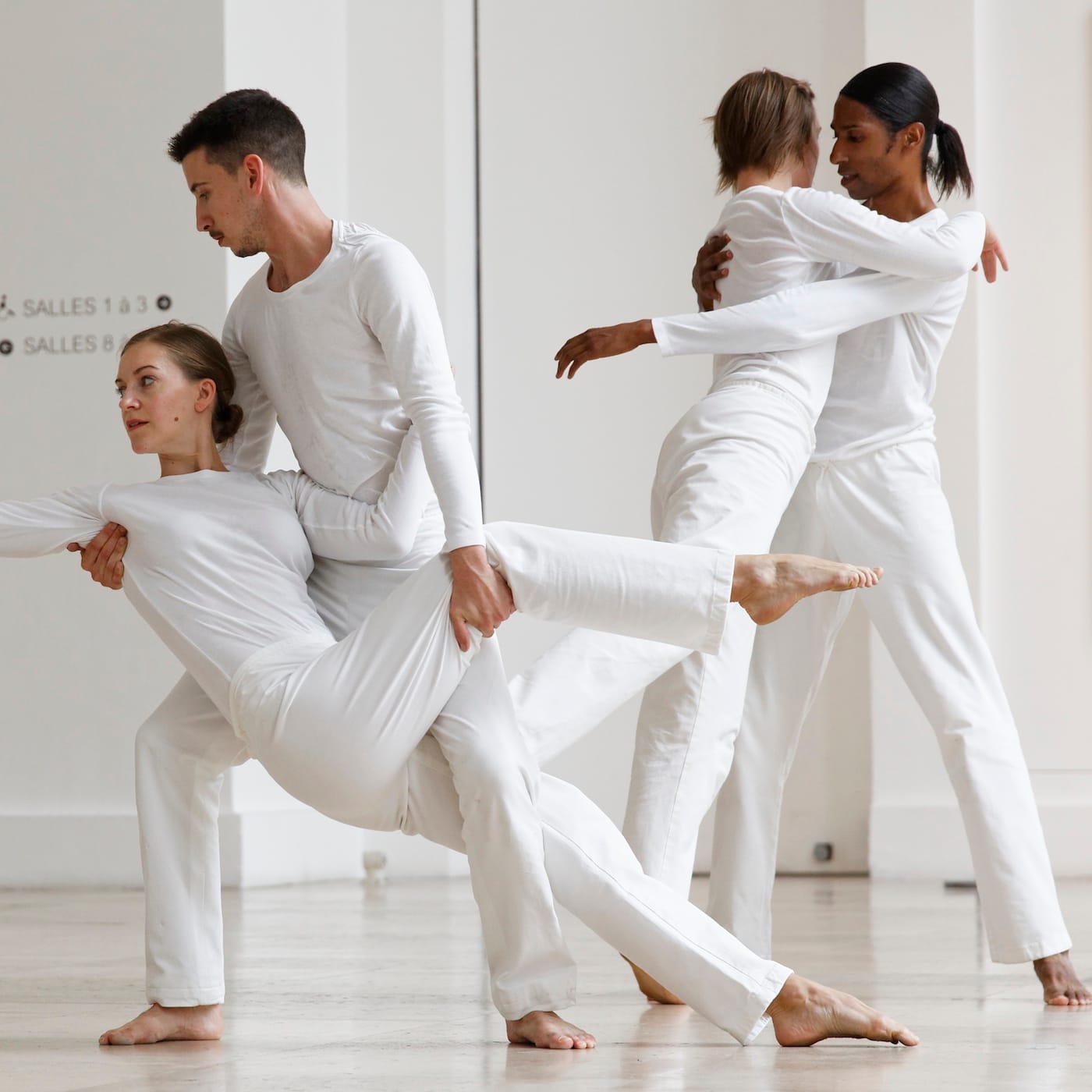 Trisha Brown Dance Company, "Geometry of Quiet", Stacy Spense, Jamie Scott, Leah Ives, Samuel Wentz (© Service Culturel Musée d'Art moderne, via <a href="http://cap.ucla.edu/trishabrown/" target="_blank">cap.ucla.edu</a>)