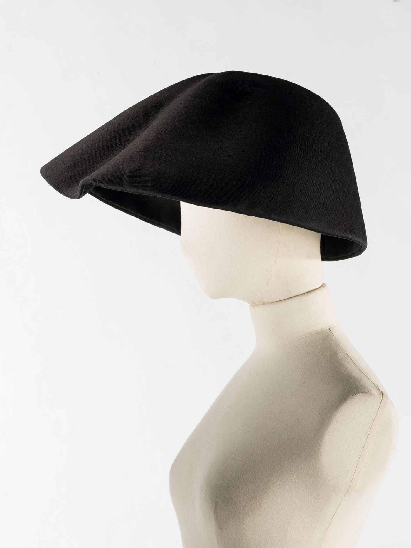 Cristóbal Balenciaga, “Chapeau” (1962) gazar over moulded sparterie, collection Palais Galliera (© Julien Vidal / Galliera / Roger-Viollet)