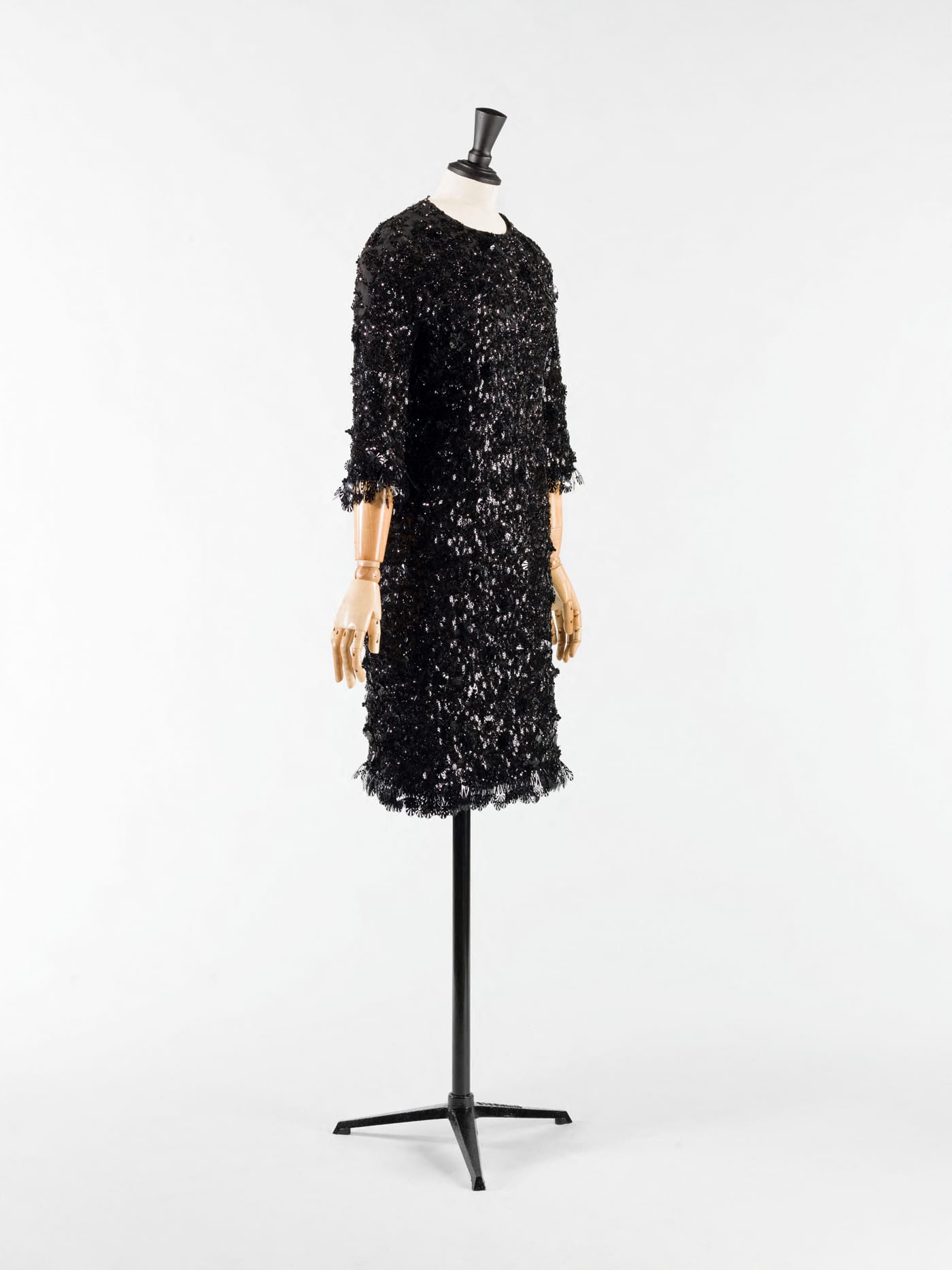 Cristóbal Balenciaga, “Cocktail Dress” (1967), Cigaline embroidered with plastic sequins and glass beads, collection Palais Galliera (© Julien Vidal / Galliera / Roger-Viollet)