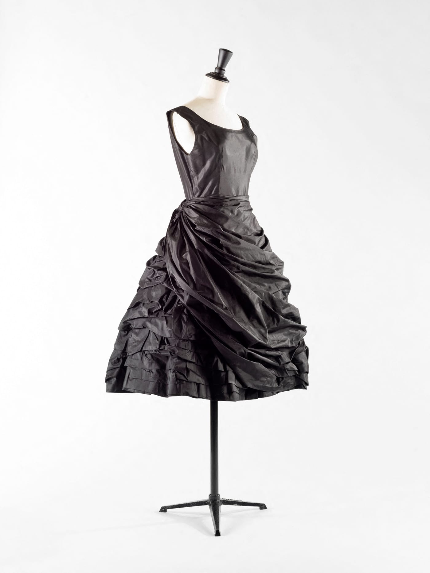 Cristóbal Balenciaga, “Eisa Dress” (1950), silk taffeta, grain line, underskirt in crin over satin organza, stitched ruffle, grain-line folds over draped facing, collection Palais Galliera (© Julien Vidal / Galliera / Roger-Viollet)