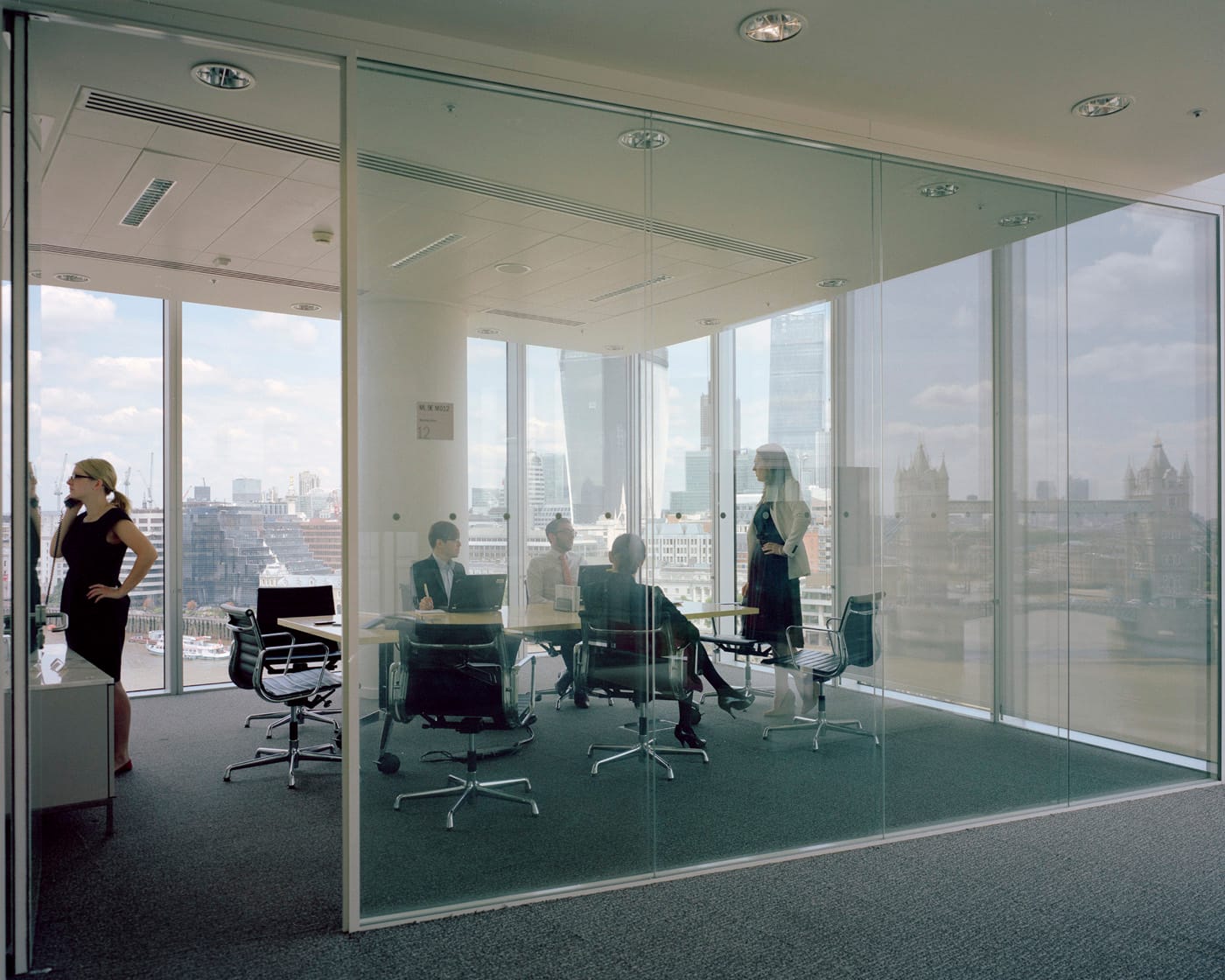 Paolo Woods and Gabriele Galimberti, “The lobby of Ernst & Young’s headquarters in London” (2015), photograph (courtesy the artists)