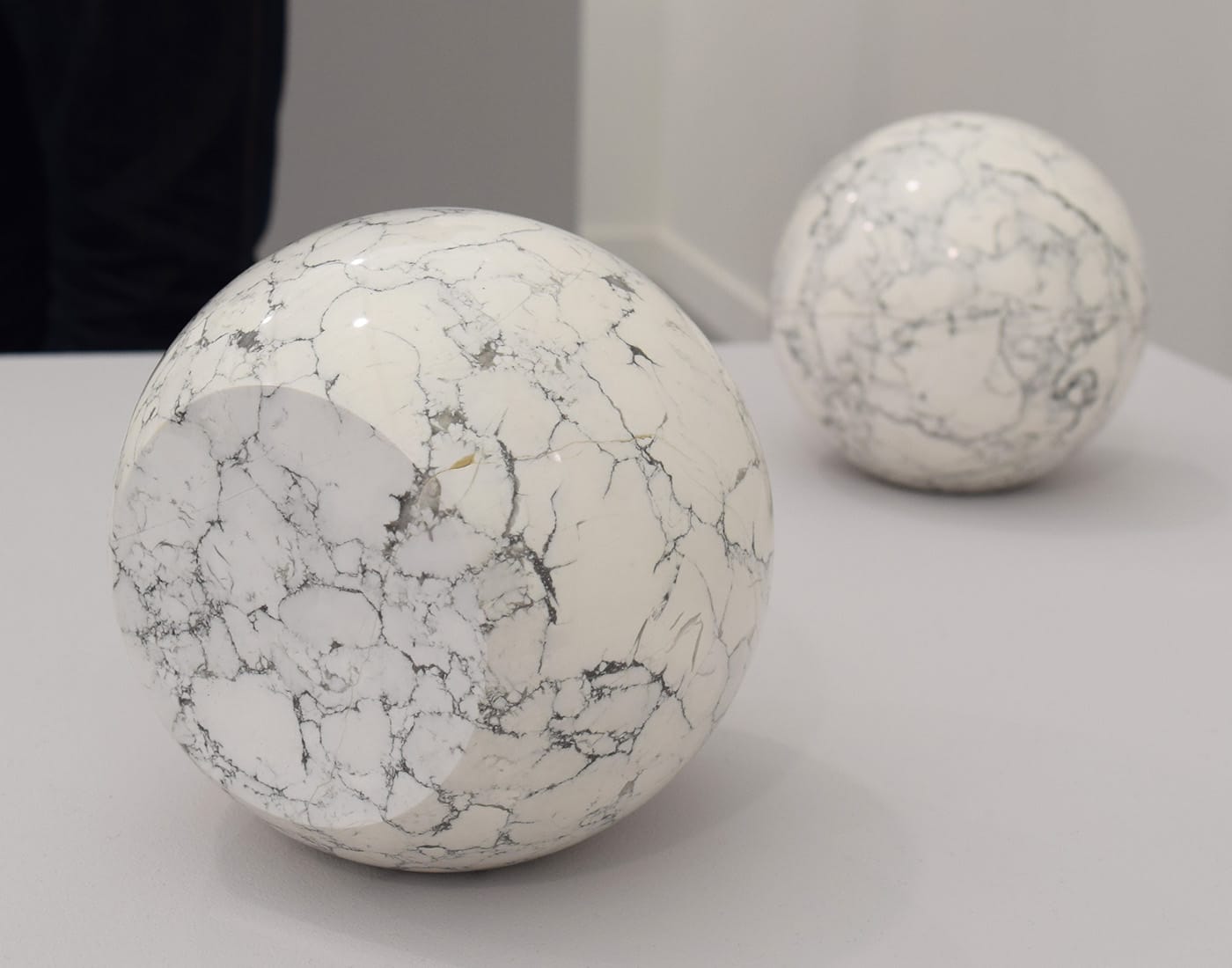 Waltercio Caldas, "Escultura para todos os materiais não transparentes" (1985) in the Galeria Raquel Arnaud booth