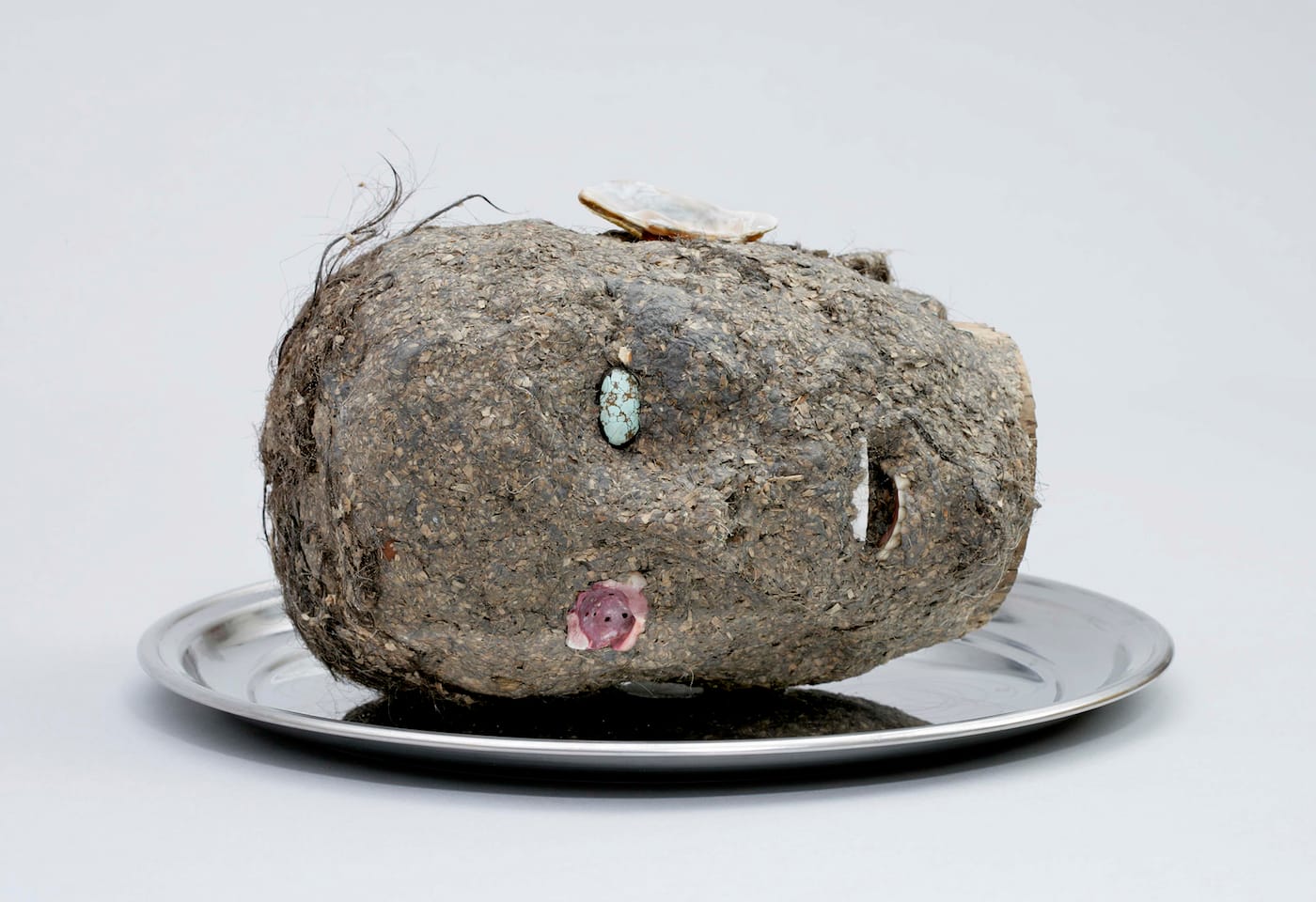 Jimmie Durham, "Head" (2006), wood, papier-mâché, hair, seashell, turquoise, metal tray, 10 x 16 x 16 in, Fondazione Morra Greco, Naples, Italy (courtesy of kurimanzutto, Mexico City)