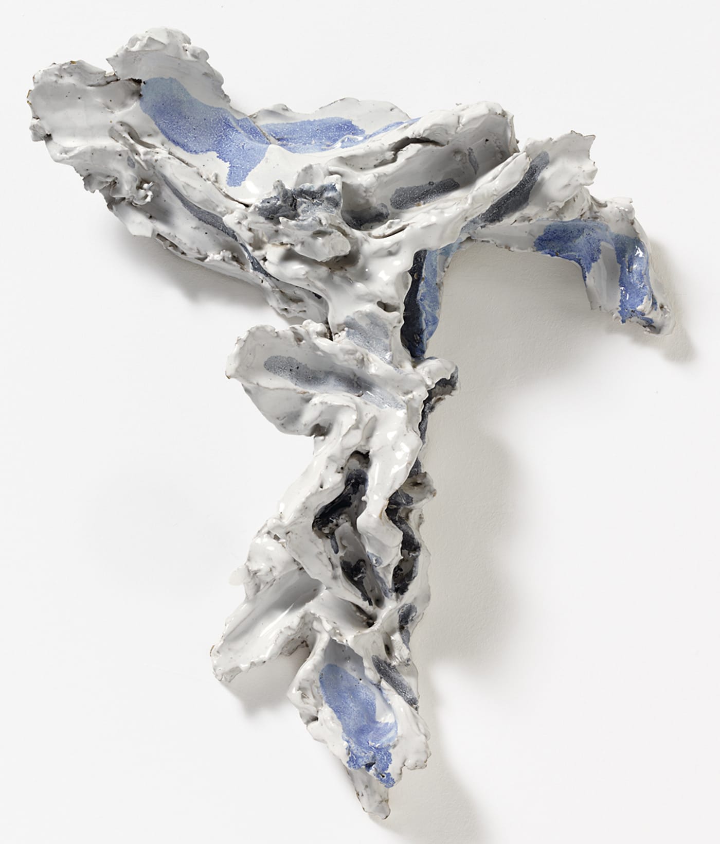 Lucio Fontana, "Crocifisso" (1955–57), polychrome ceramics, 17 x 14 x 4 1/3 in (© Fondazione Lucio Fontana, by SIAE 2017, courtesy Galerie Karsten Greve Cologne, Paris, St Moritz; photo by Saša Fuis, Cologne)