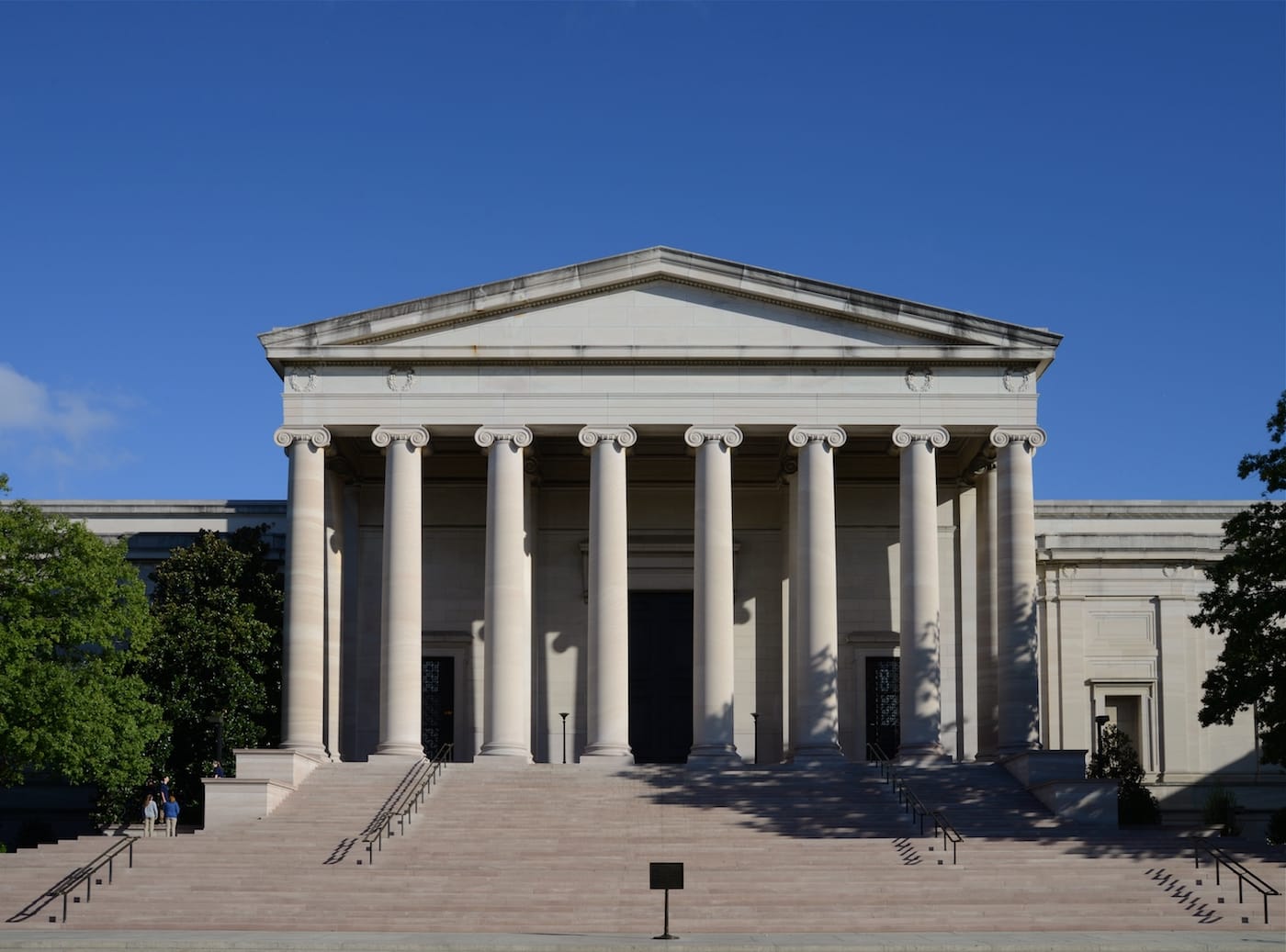 The façade of the National Gallery of Art in Washington, DC (photo by Alvesgaspar, via Wikimedia Commons)