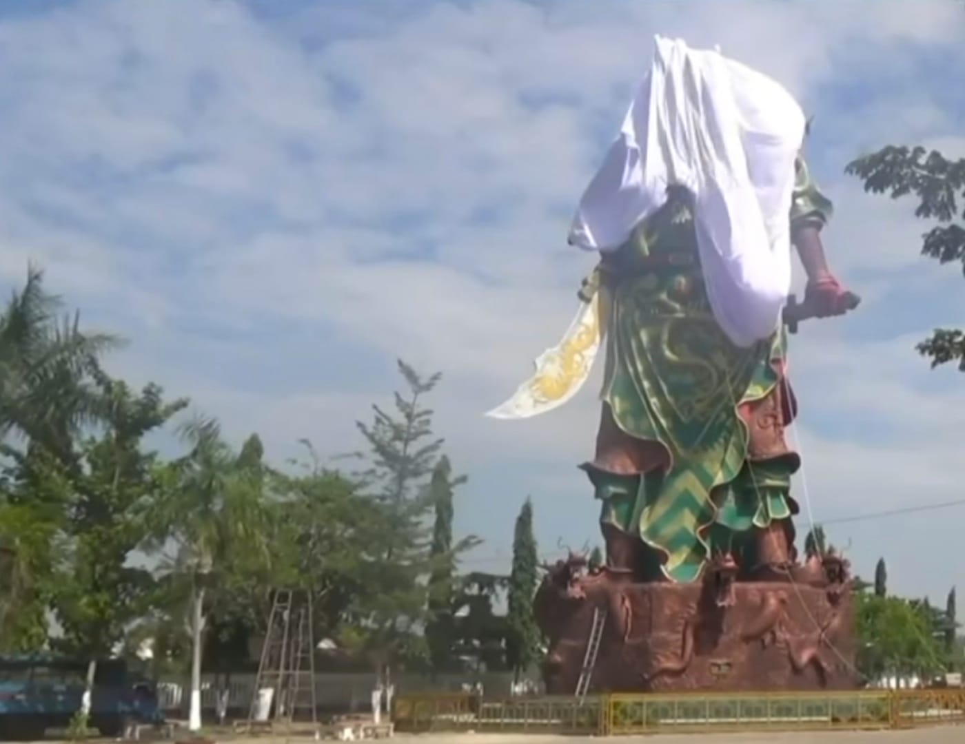 Giant statue of Guan Yu in Tuban, Indonesia, partially covered up (screenshot by the author via YouTube)
