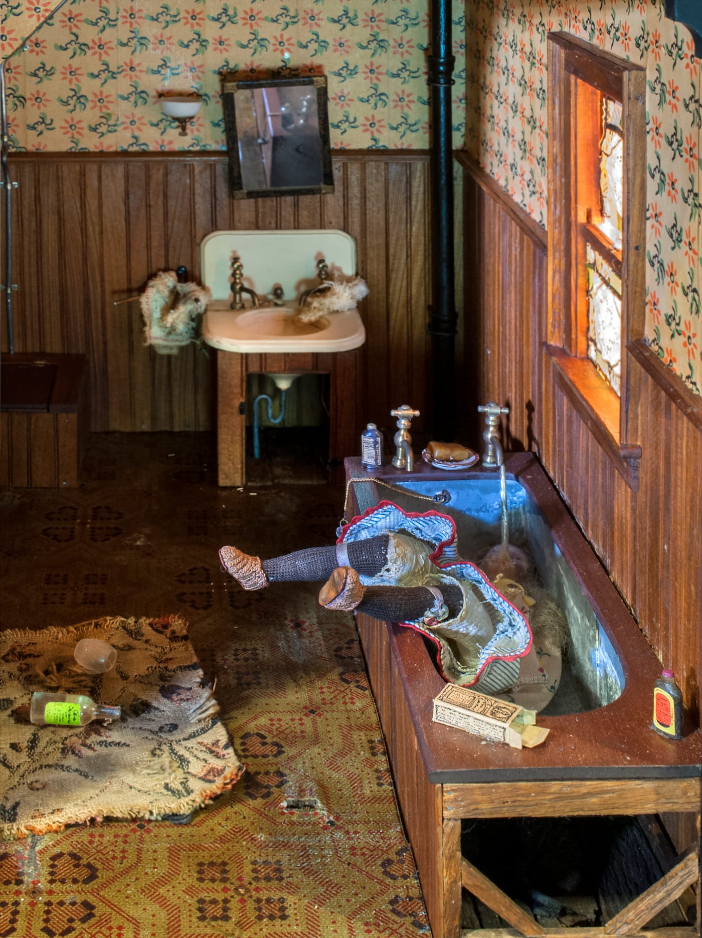 Frances Glessner Lee, "Dark Bathroom" (detail) (1944-48) (Collection of the Harvard Medical School, Harvard University, courtesy Office of the Chief Medical Examiner, Baltimore)