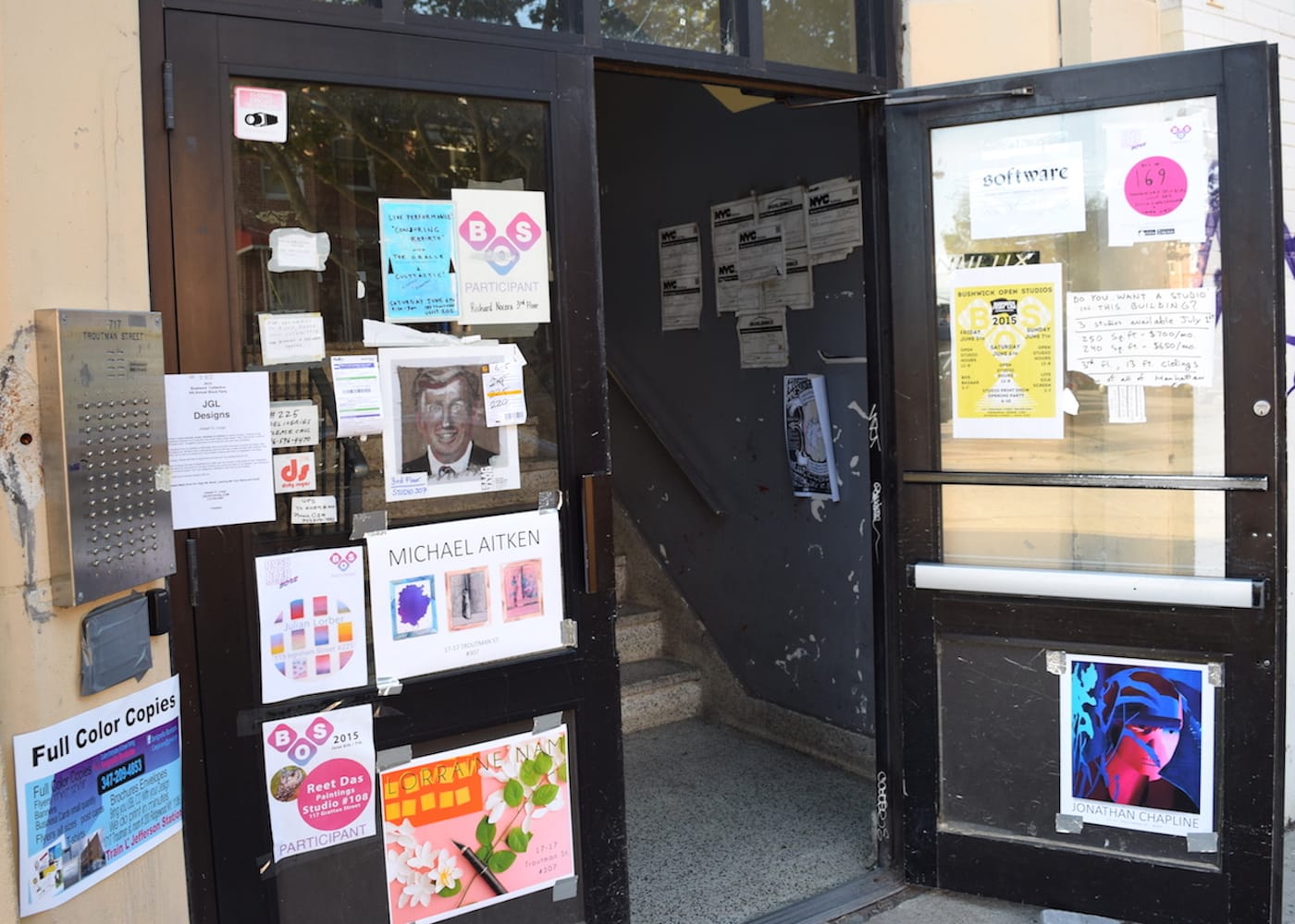 The entrance to 1717 Troutman Street during a previous edition of Bushwick Open Studios (photo by the author for Hyperallergic)