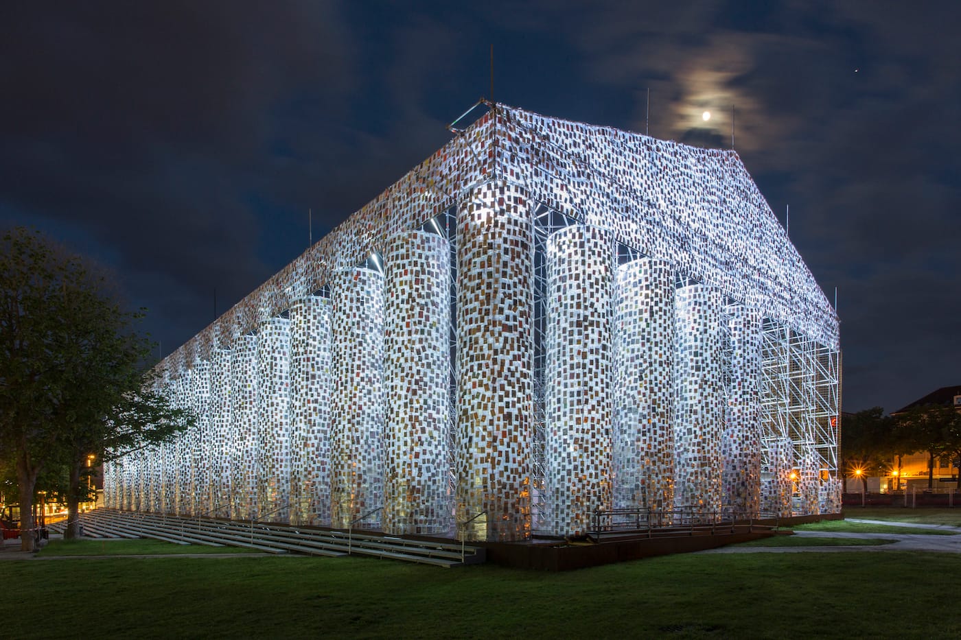Marta Minujín, "The Parthenon of Books" (2017),  steel, books, and plastic sheeting , Friedrichsplatz, Kassel, Documenta 14 (photo by Roman März, courtesy Documenta)