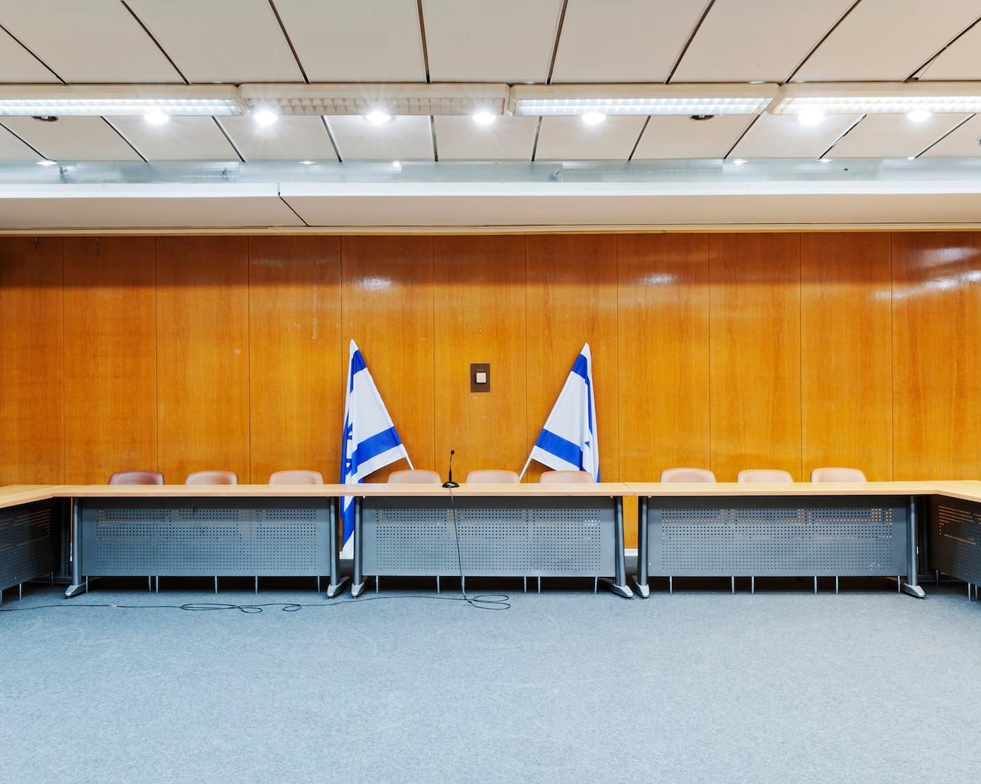 Adam Reynolds, "Reinforced 'safe area' conference room, Knesset, Jerusalem" (courtesy the artist and Edition Lammerhuber)
