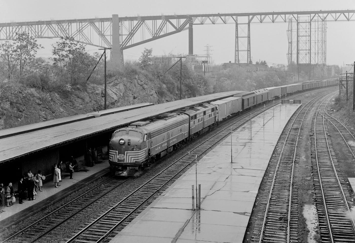 Jim Shaughnessy, "New York Central passenger Train with Poughkeepsie Bridge in background, Poughkeepsie, New York" (1953) (courtesy the artist and Thames & Hudson)