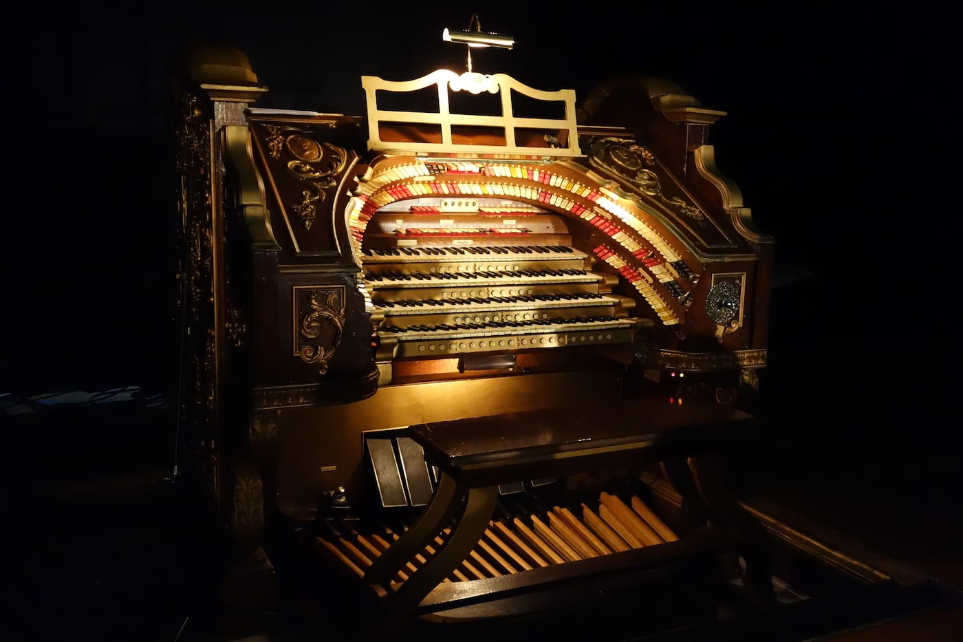 The Brooklyn Paramount (currently the Schwartz Athletic Center at Long Island University) (photo by the author for Hyperallergic)