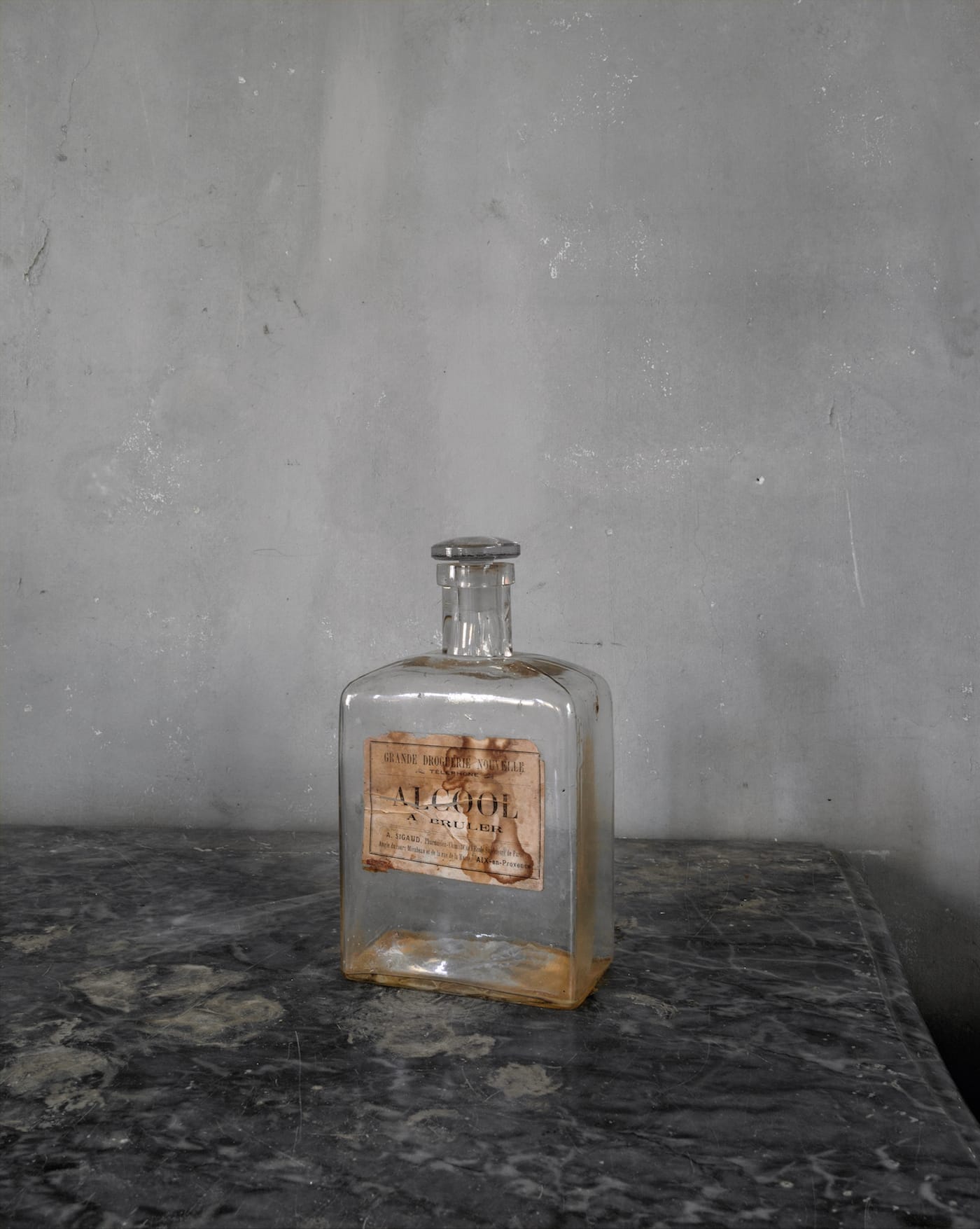 Joel Meyerowitz, "Bottle" (2013) from <em>Cézanne's Objects</em> (courtesy the artist and Damiani)