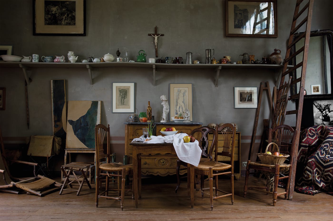 Joel Meyerowitz, "Atelier Interior" (2011), from <em>Cézanne's Objects</em> (courtesy the artist and Damiani)