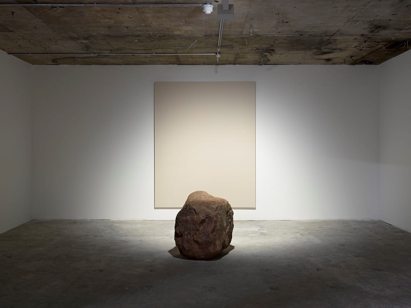 Lee Ufan,  "Dialogue – Silence" (2013) (photo by Jack Hems , © Lee Ufan, courtesy Lisson Gallery)