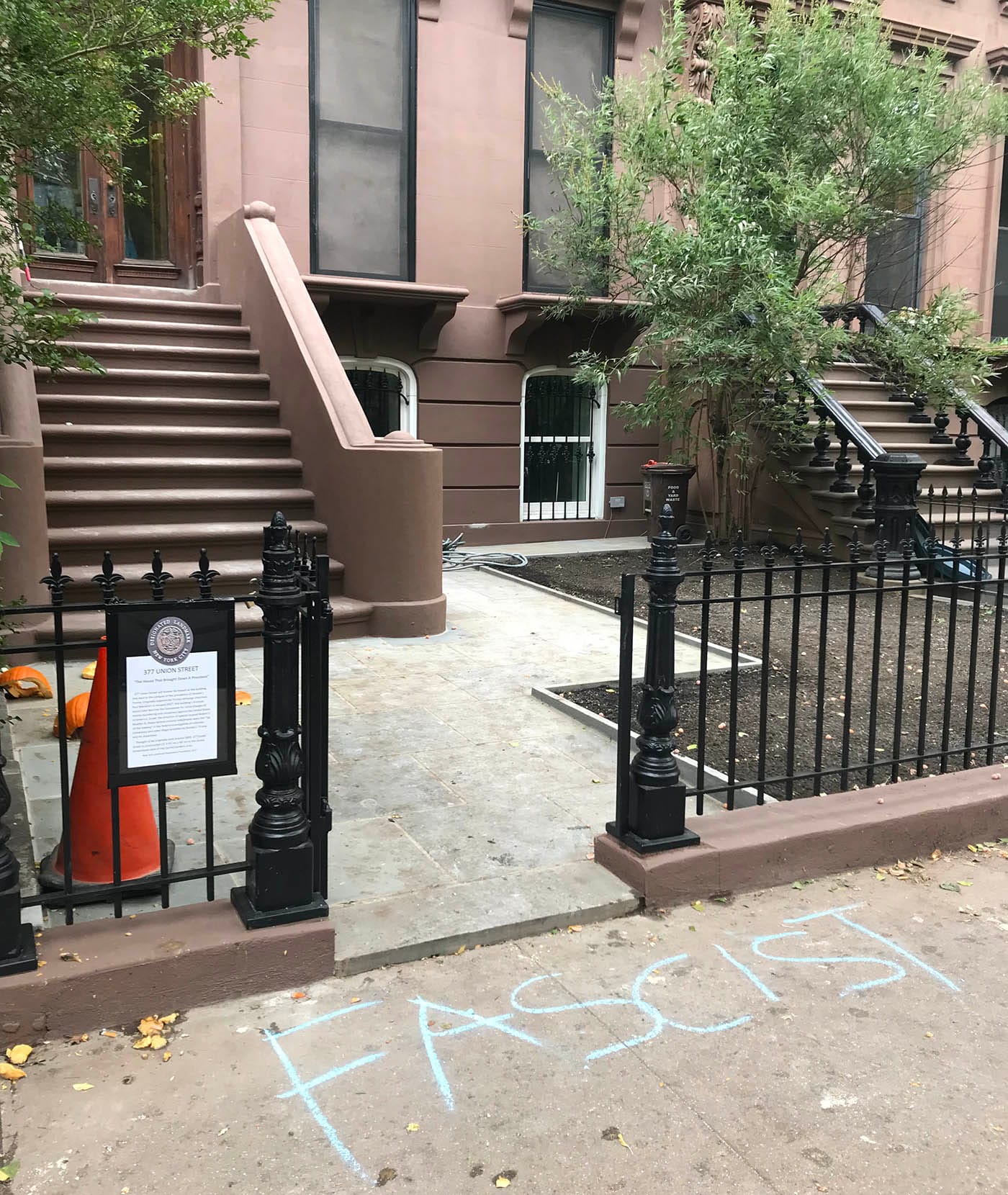 The entrance to Paul Manafort's brownstone at 377 Union Street in Carroll Gardens, Brooklyn, was recently tagged in chalk with the word "FASCIST." (all photos by the author for Hyperallergic)