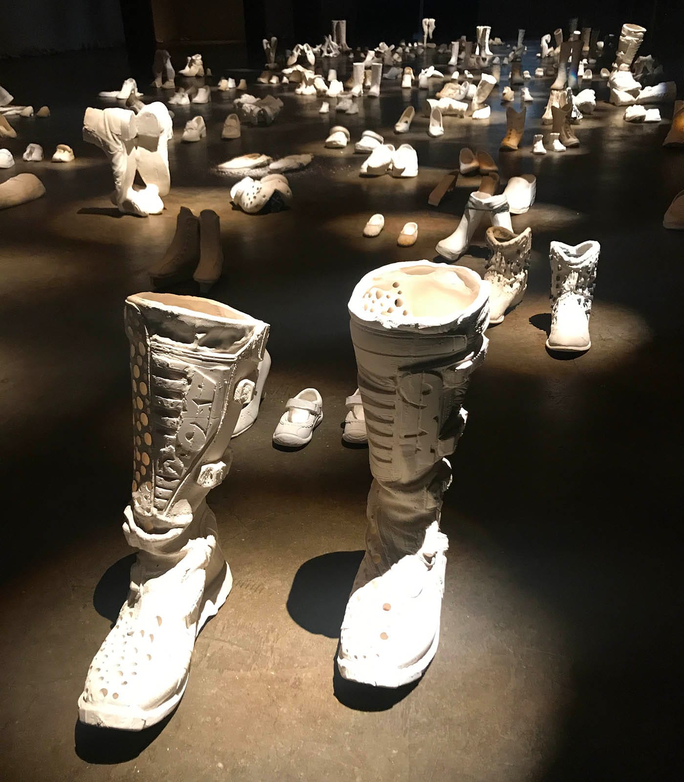 Installation view of Ron Baron's Beyond-Beyond at Smack Mellon (Benjamin Sutton/Hyperallergic)