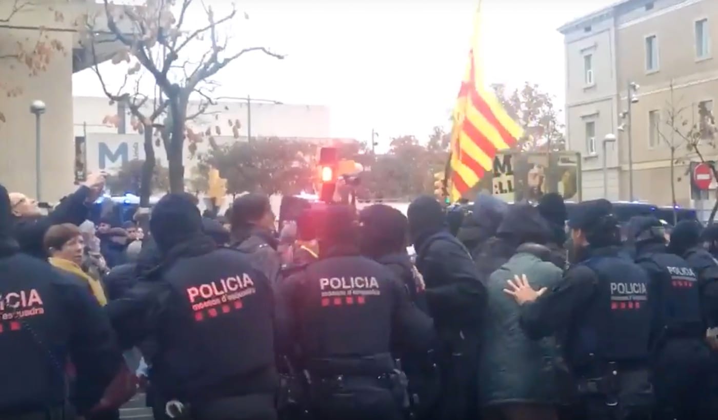 Protesters and police officers clash outside the Museu de Lleida (screenshot by the author via YouTube)